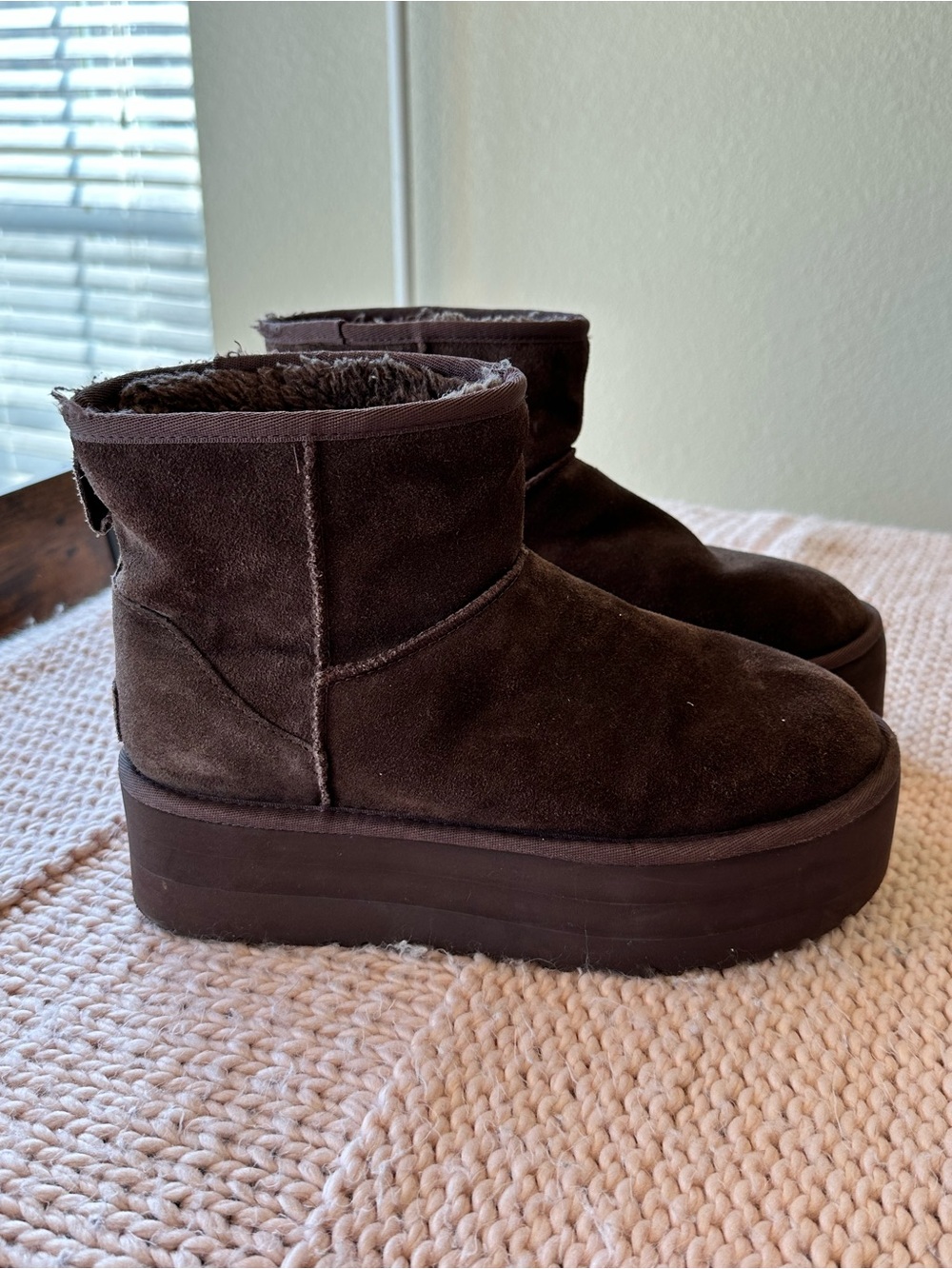 Ugg women’s classic mini platform boot burnt cedar brown color size 9